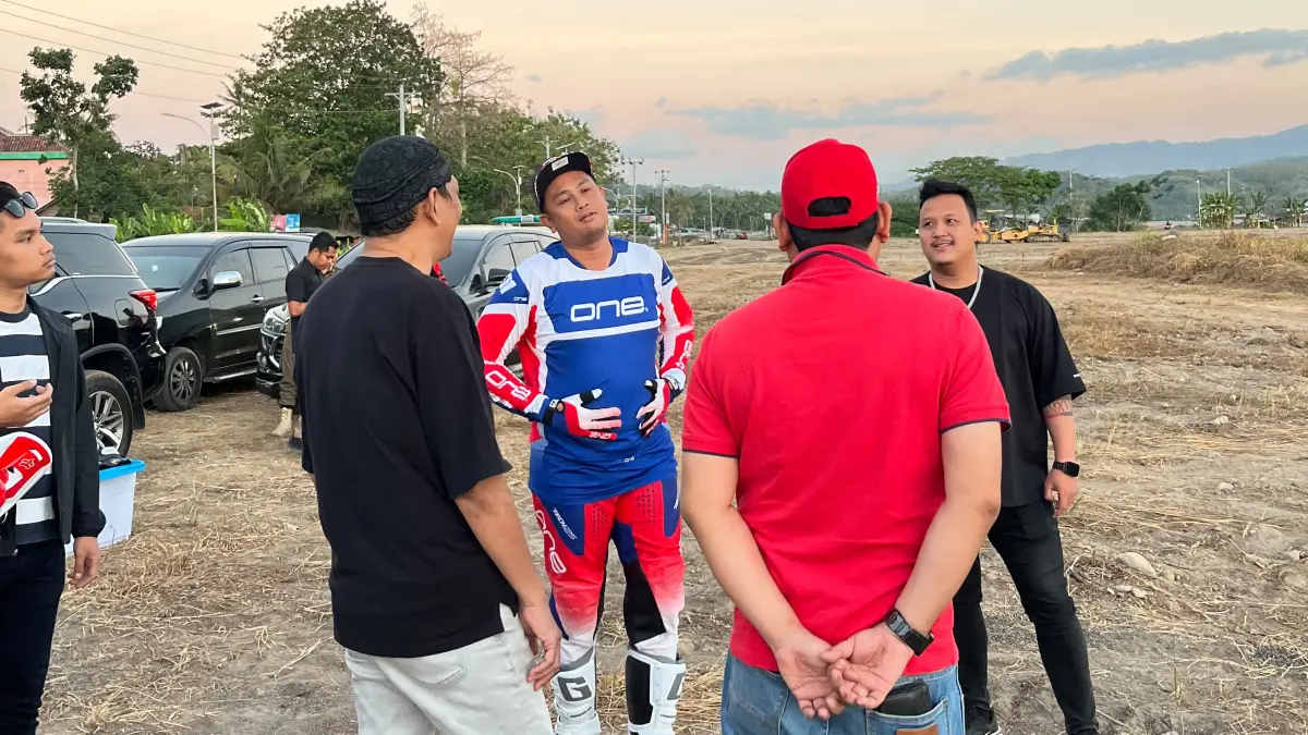 Bupati Klaten Hamenang Wajar Ismoyo saat meninjau Sirkuit Bokong Semar, Rowo Jombor, Klaten. Sirkuit ini sudah siap untuk gelaran Klaten International Motocross & Kejurnas Motocross Round 6 Tahun 2026 yang akan dilaksanakan Sabtu – Minggu (22 – 23 Agustus 2026) -  DISKOMINFO KLATEN
