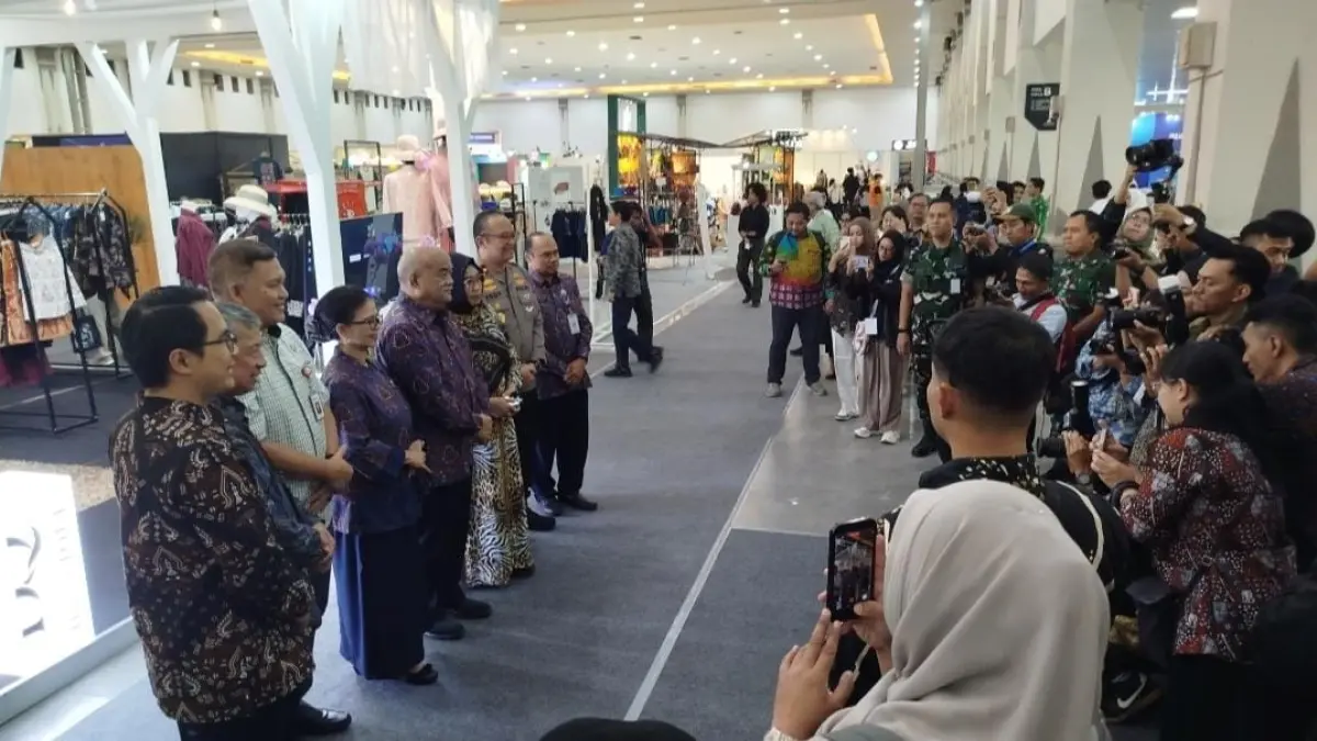  Wakil Gubernur DIY Kanjeng Gusti Pangeran Adipati Aryo (KGPAA) Paku Alam X melakukan kunjungan stand pameran fashion JFW 2026 di JEC, Kamis 13 Agustus 2026.