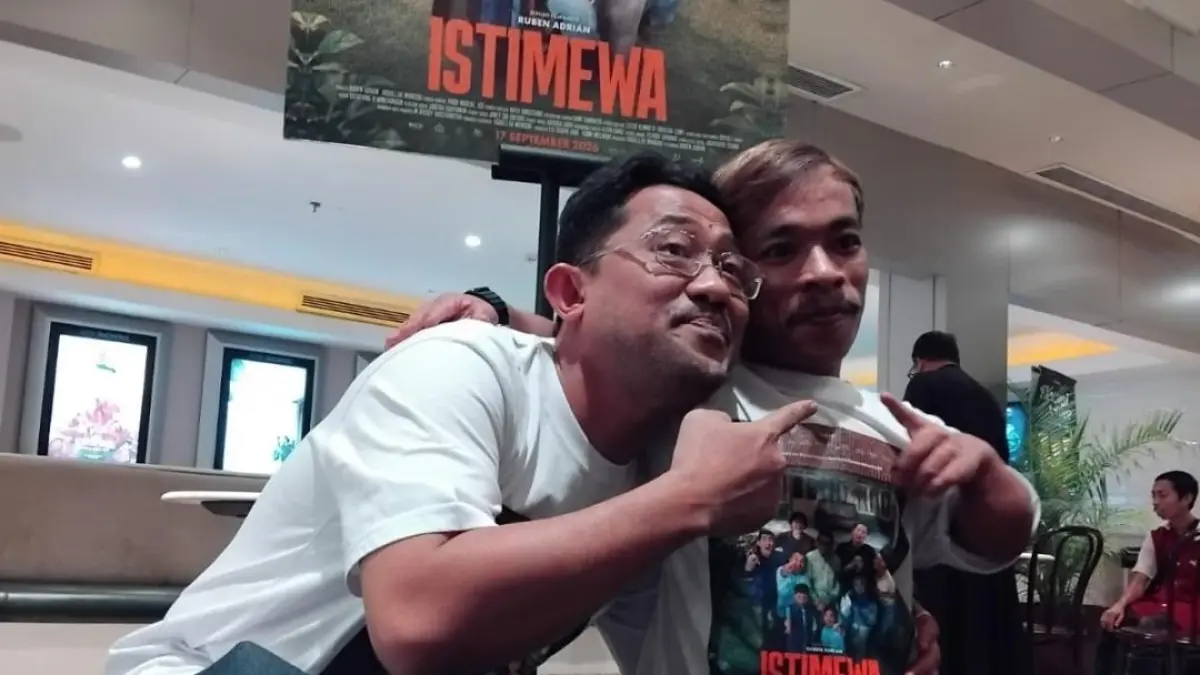 Produser film Istimewa Abdullah Mansuri saat berfoto bersama dengan Bambang Ceper. (Rizky Wahyu/Radar Jogja)&nbsp;