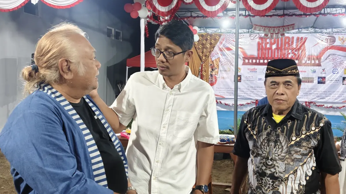 PERINTIS USAHA : Anggota DPRD Kabupaten Sleman Lilik Dwi Wahyana (tengah) di sela acara Tirakatan di Dusun Bedingin Wetan, Mlati, Sleman, Minggu (16/8/2026). Lilik menekankan pentingnya peran pemuda desa dalam memperkuat ekonomi lokal Sleman. (Foto : Nanang Febriyanto/Radar Jogja)&nbsp;