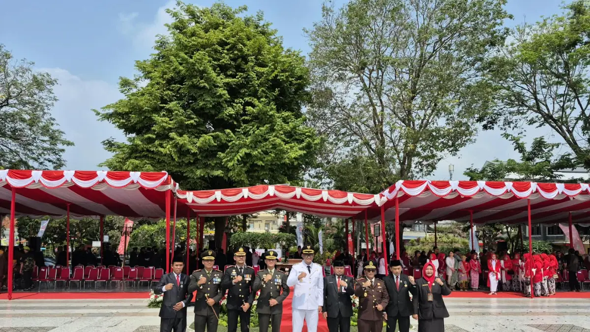 Bupati Klaten Hamenang Wajar Ismoyo foto bersama dengan Forkopimda Klaten sesaat usai upacara HUT 81 RI di Alun Alun Klaten, Senin (17/8) - Joko Suhendro/RADAR JOGJA
