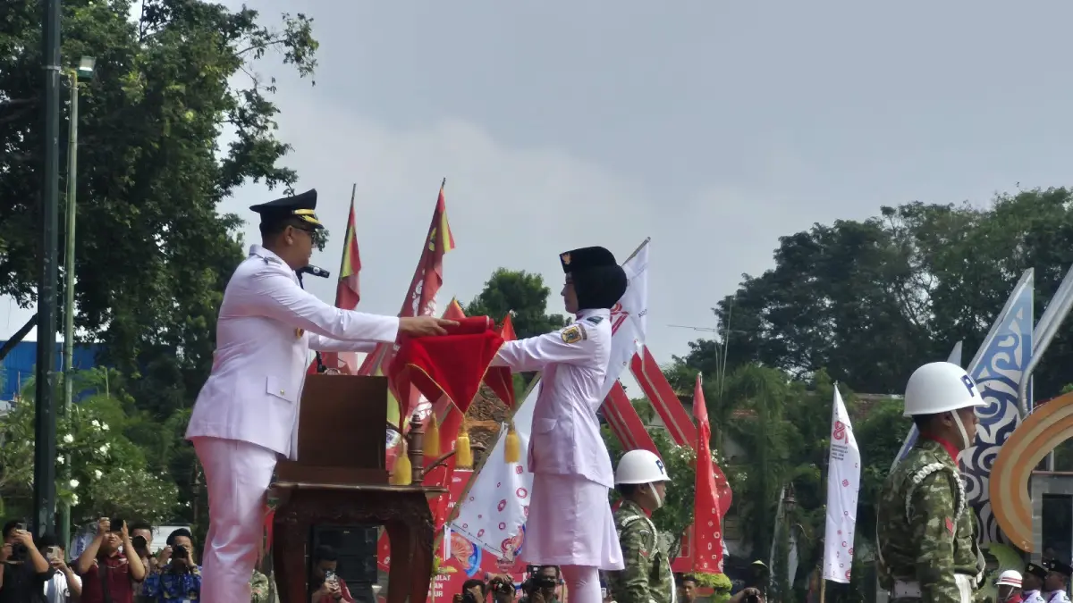 Bupati Klaten Hamenang Wajar Ismoyo saat menyerahkan Sang Saka Merah Putih untuk dikibarkan dalam Upacara HUT-81 RI di Alun Alun Klaten, Senin (17/8) - Joko Suhendro/RADAR JOGJA