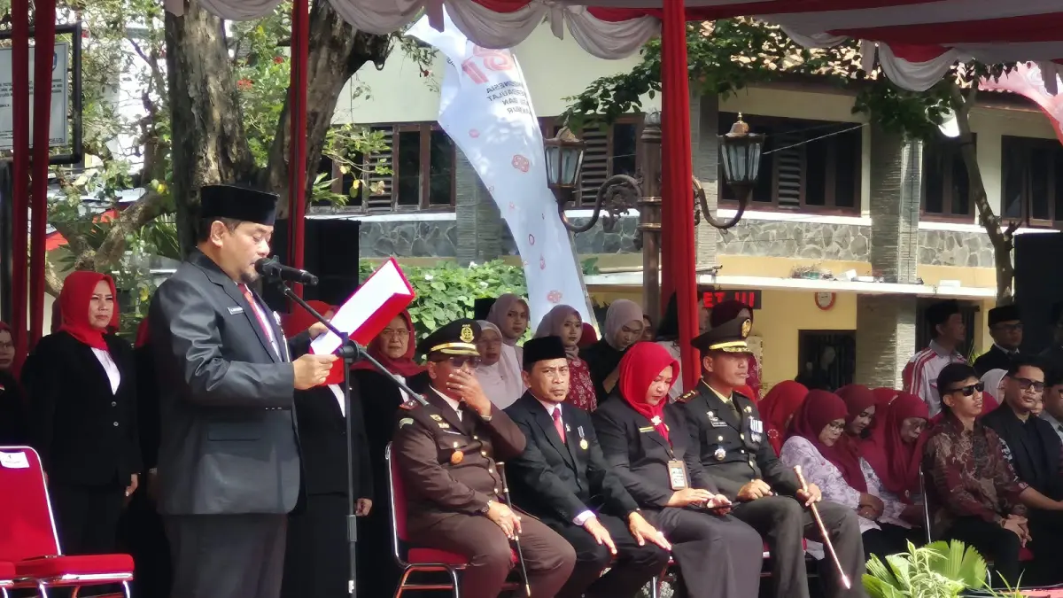 Ketua DPRD Klaten Edy Sasongko saat membacakan Teks Proklamasi dalam Upacara HUT - 81 RI di Alun Alun Klaten, Senin ( 17/8) - Joko Suhendro/RADAR JOGJA
