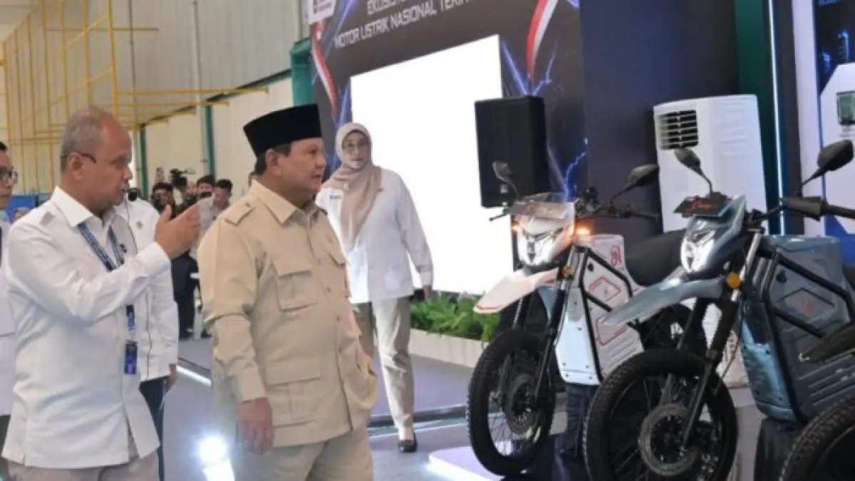 Presiden Prabowo menyaksikan berbagai produk motor listrik