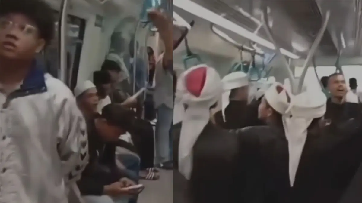 Sekelompok orang berselawat di dalam kereta MRT. (threads/qistina.maiden)