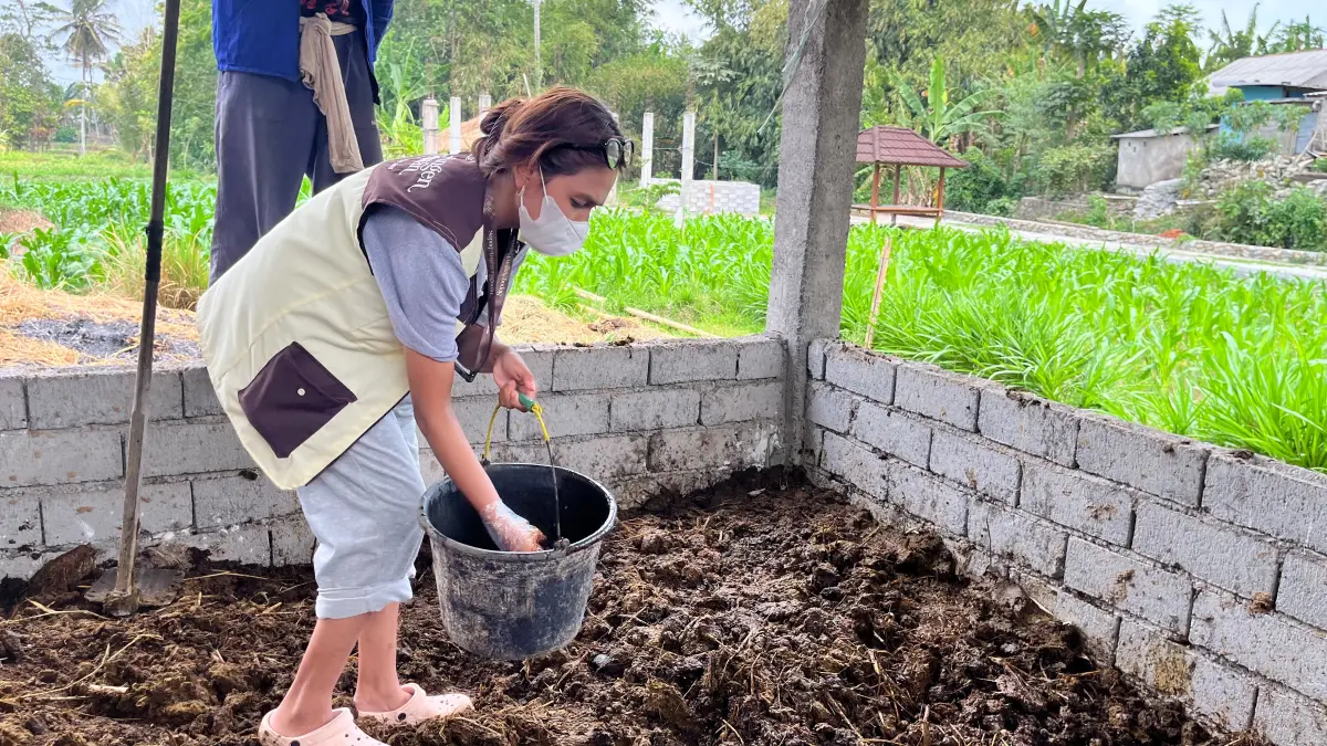 Mahasiswa KKN UNY ajak masyarakat Desa Pagutan olah limbah kotoran sapi dari Balai Ternak Baznas jadi kompos (Foto: Dok. Sopoq Angen Pagutan)