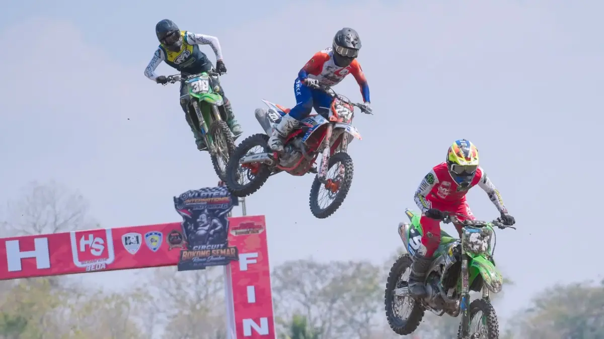 Aksi crosser di Klaten International Motocross dan Kejurnas Motocross Round 6 Tahun 2026 di Sirkuit Bokong Semar - Kominfo Klaten
