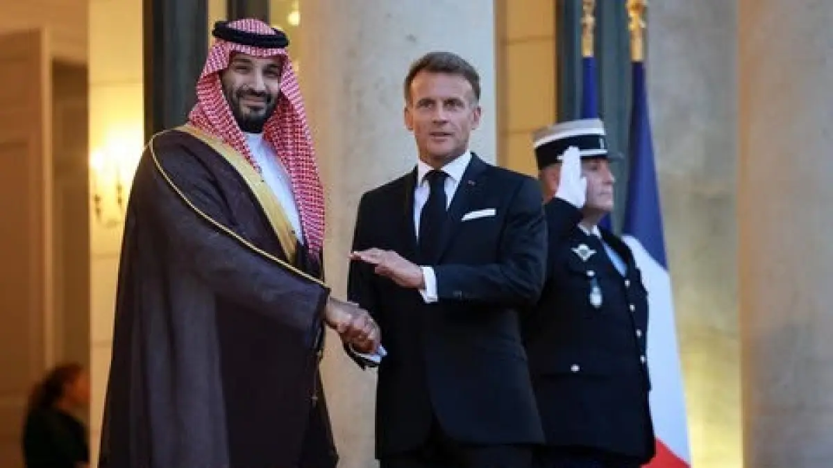 Pertemuan Putra Mahkota sekaligus Perdana Menteri Arab Saudi, Pangeran Mohammed bin Salman (MbS) dan Presiden Prancis Emmanuel Macron. REUTERS/Stephanie Lecocq
