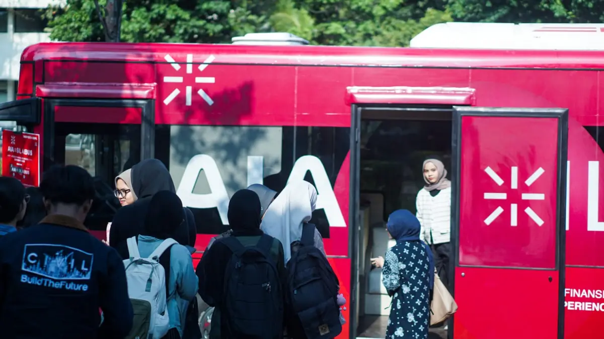 Edukasi keuangan melalui bus AIA SILABUS di Gedung Gelanggang Inovasi dan Kreativitas (GIK) Universitas Gajah Mada (UGM) Minggu (23/8/2026). 