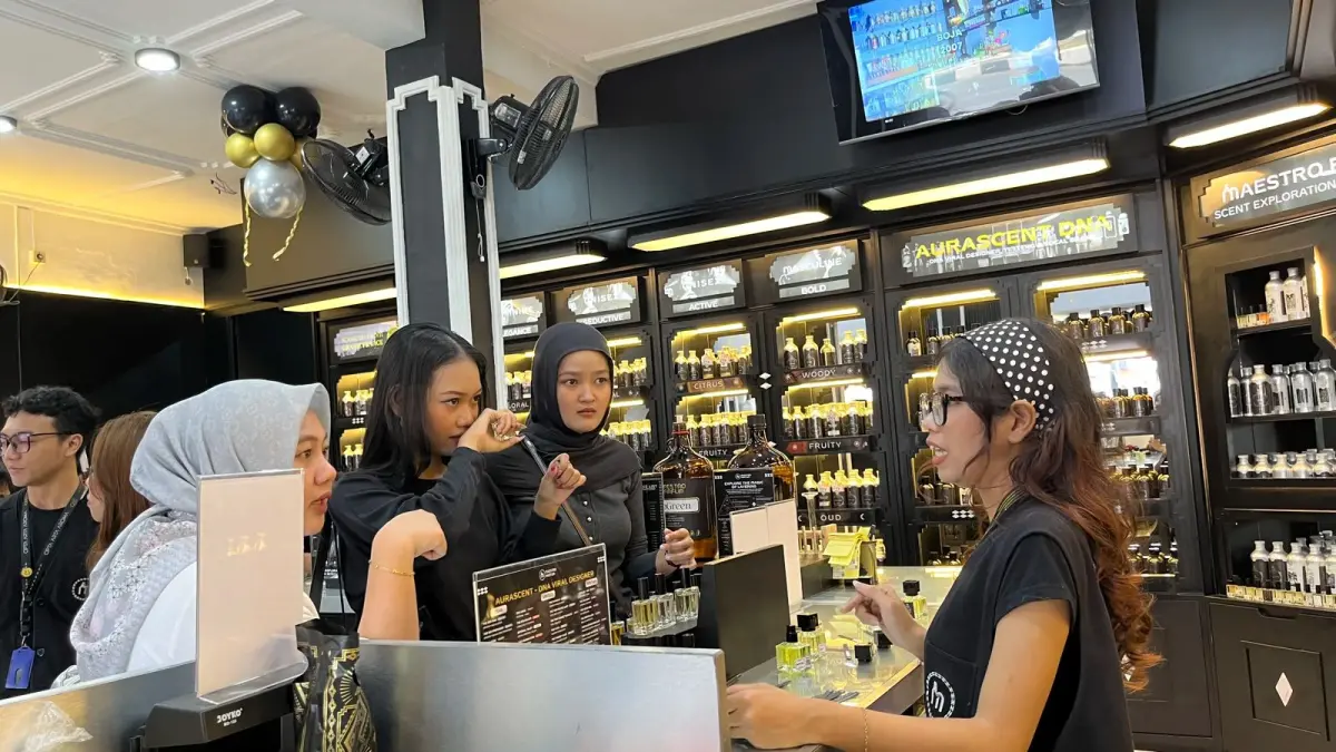 WANGI SEMERBAK: Mahasiswi tengah belanja parfum
