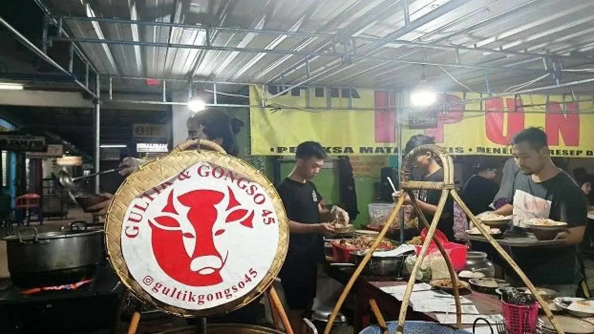 Gultik dan Gongso 45 di Jalan Alun Alun Utara, Kedung Lumbu. (Foto: Dok. solotrust.com/Alya Nur Azizah)