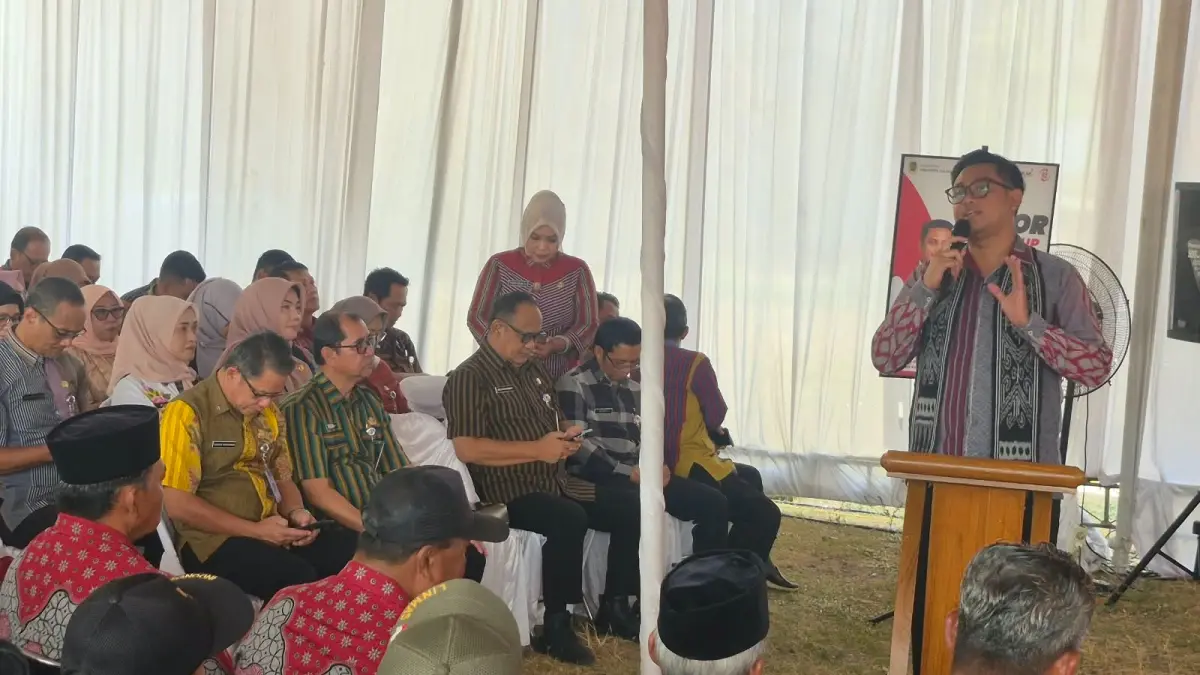 Bupati Klaten Hamenang Wajar Ismoyo memperkenalkan jajaran Pemkab Klaten kepada warga dalam kegiatan Sambung Rasa di Desa Joho, Prambanan, Klaten, Kamis (3/9/2026) - Joko Suhendro