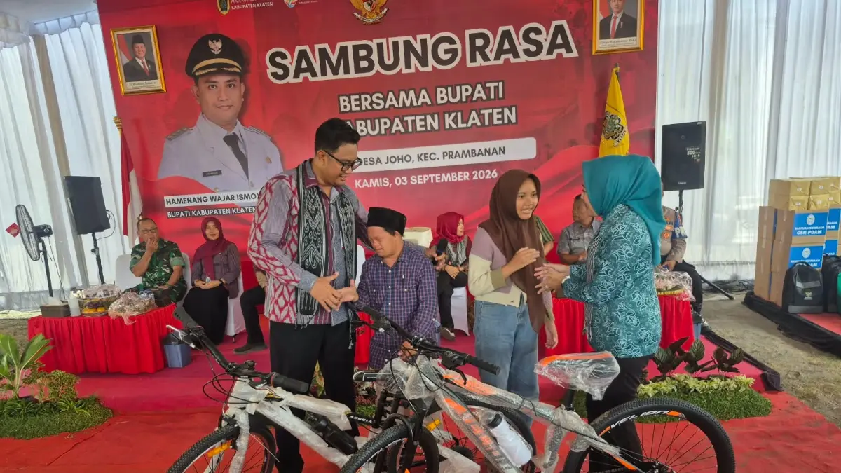 Bupati Klaten Hamenang Wajar Ismoyo menyerahkan bantuan sepeda kepada dua anak yatim piatu dalam kegiatan Sambung Rasa di Desa Joho, Prambanan, Klaten, Kamis (3/9/2026) - Joko Suhendro