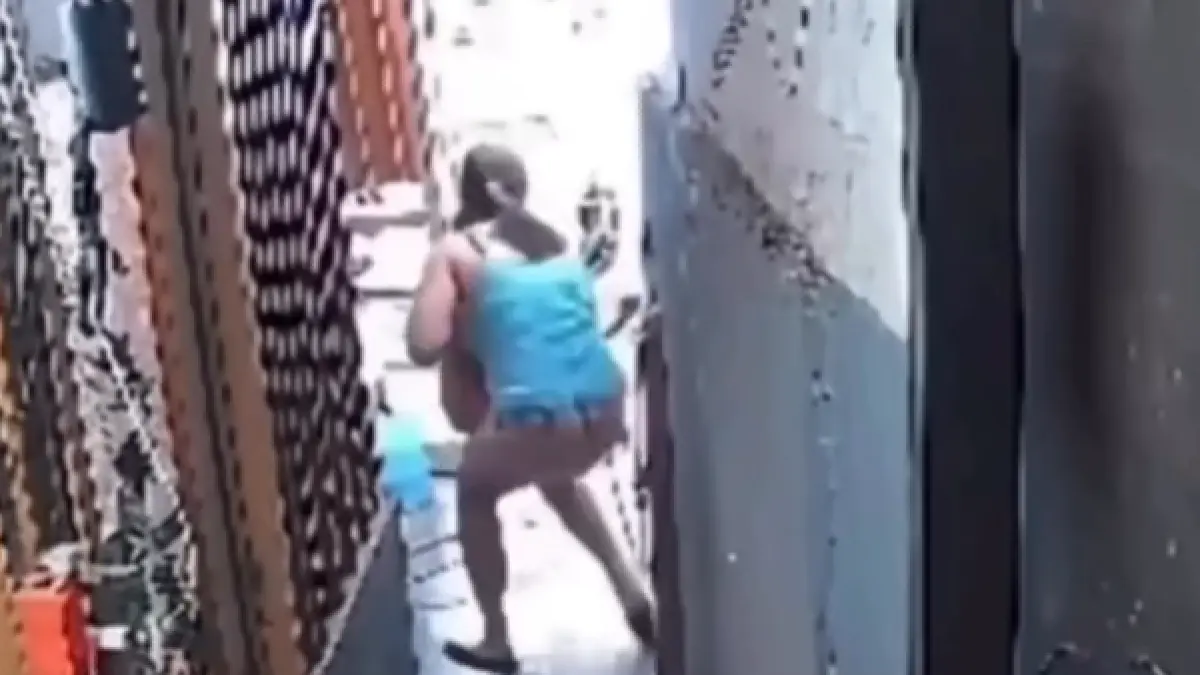 Momen ketika sang tante berhasil menangkap keponakannya yang masih balita diduga jatuh dari balkon. (IG/olamtrend)
