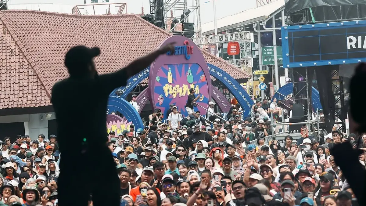 Penonton menikmati penampilan guest star pada Pestapora 2025. (Sumber: instagram/pestapora)