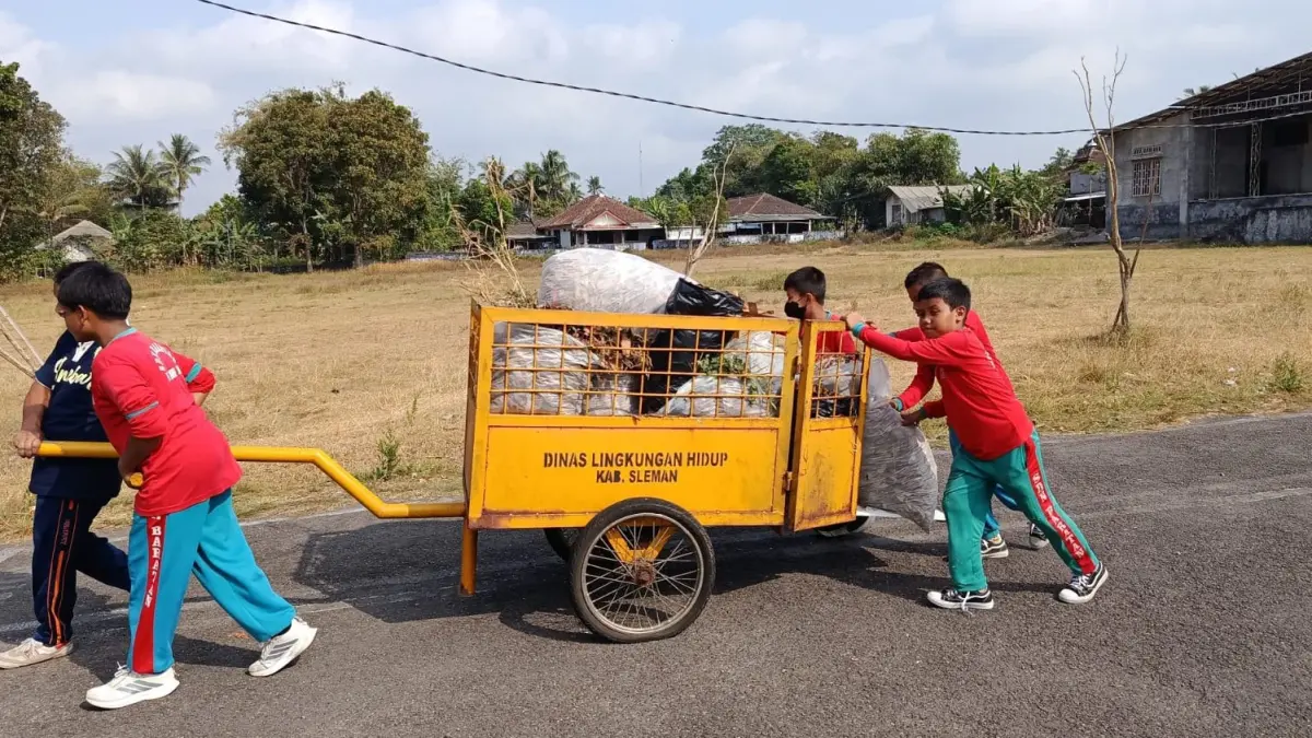 Aksi bersih-bersih lapangan