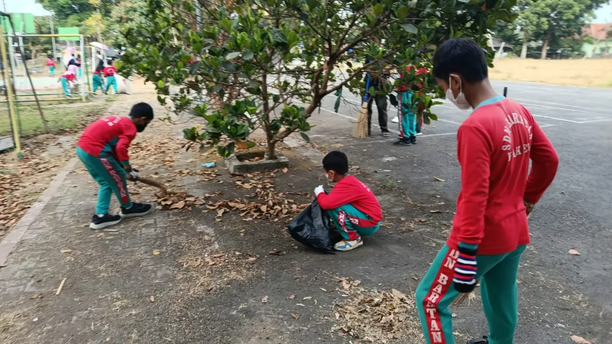Aksi nyata bersih-bersih lapangan SD Baratan, Pakem, Sleman, 