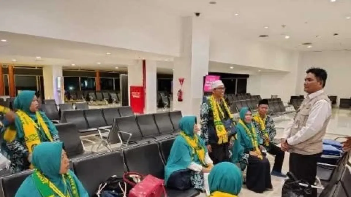 Erupsi Gunung Anak Krakatau Ganggu Penerbangan Umrah, Puluhan Jamaah Jatim Terdampak