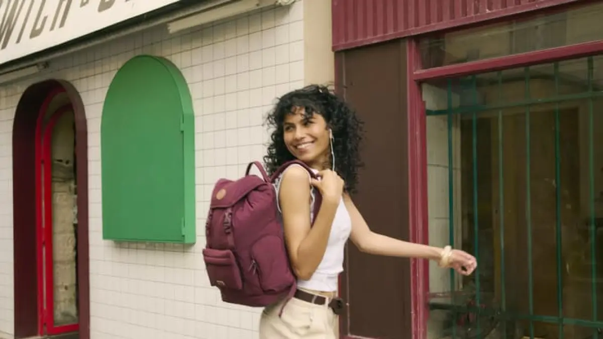 Hidup sehat namun tetap bergaya menggunakan bagpack. (Pinterest)