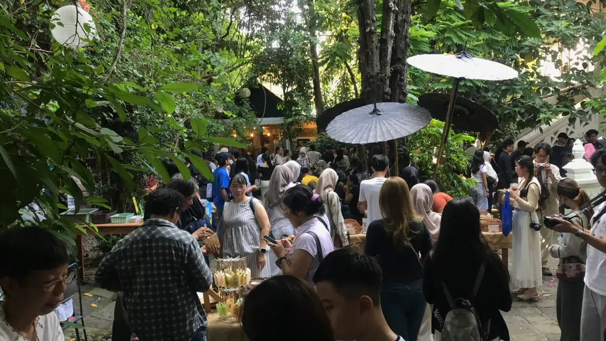 Keramaian pengunjung memadati Pasar Mustokoweni sejak pukul 08:00 WIB. Nuansa hijau dan budaya jadi daya tarik utama. dok Della Hardi