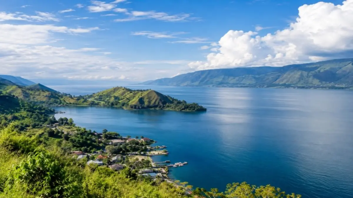 Panorama Danau Toba dengan hamparan air dan perbukitan yang mengelilinginya di Sumatera Utara.

Sumber foto : AI-generated image