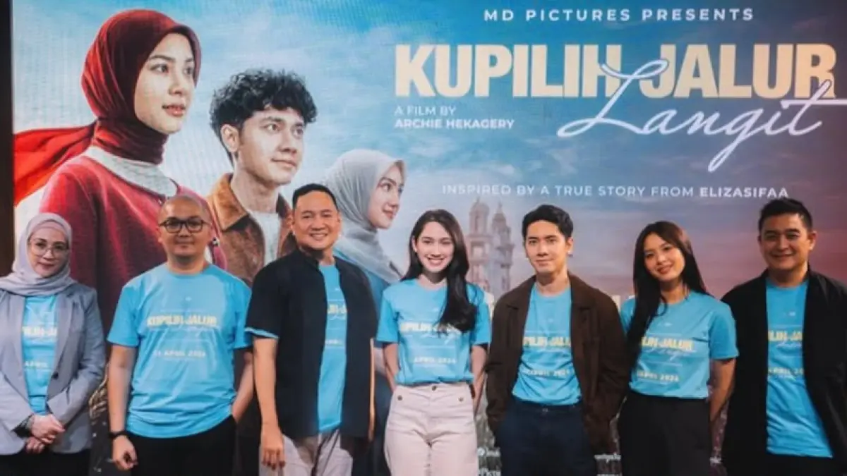 Para pemeran dan tim kreatif film "Ku Pilih Jalur Langit" karya sutradara Archie Helagery. (dok: ig/kupilihjalurlangit)