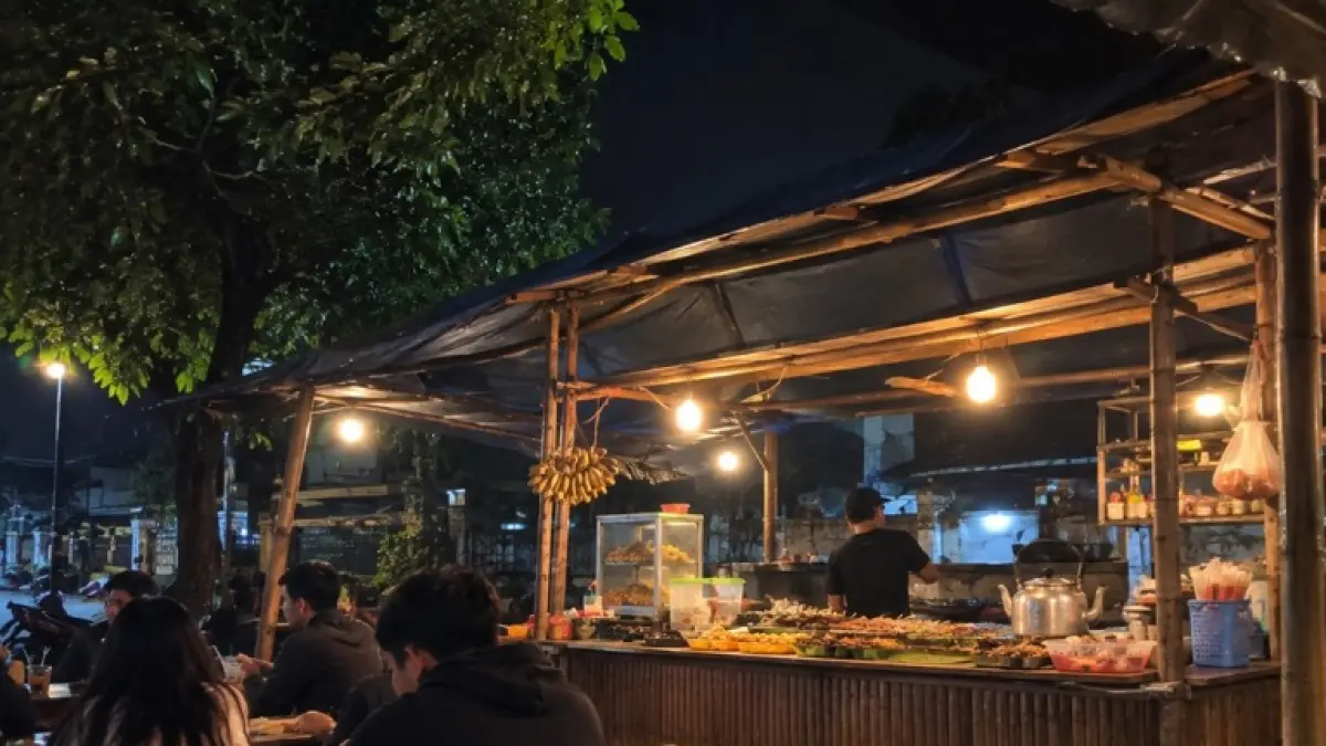 Angkringan di sekitar USD ramai dikunjungi mahasiswa dan pekerja yang mencari makanan dengan harga ramah di kantong.

Sumber foto : AI-generated image