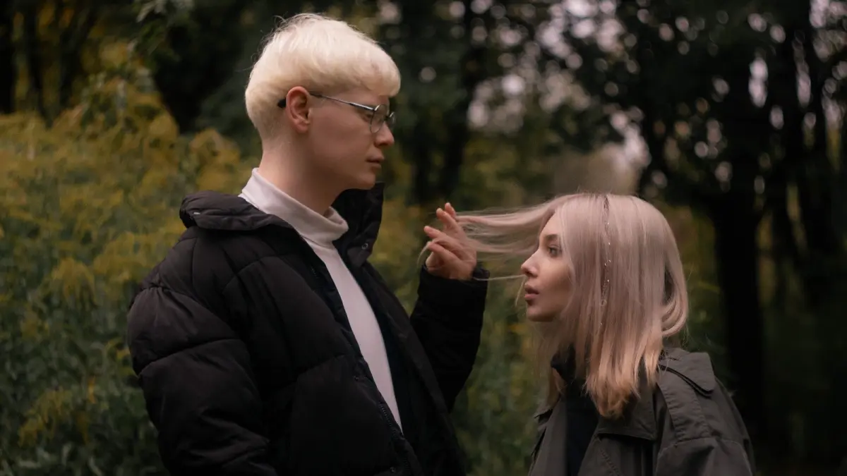 Penggunaan ‘ blond ’ untuk laki-laki dan ‘ blonde ’ untuk perempuan. (Sumber: Pexels)