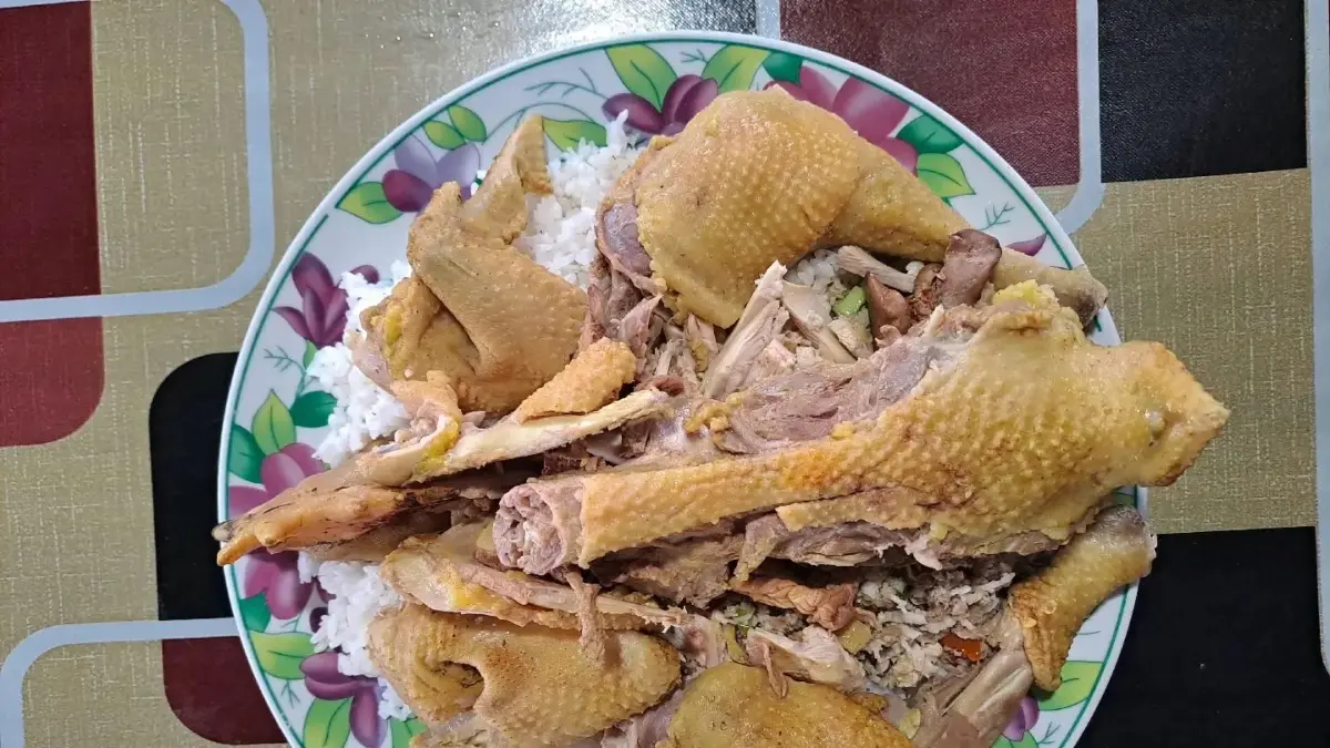 Tasak Telu, hidangan tradisional Karo yang memadukan cita rasa ayam, daun singkong, dan kelapa parut dalam satu sajian khas

Sumber foto : https://vt.tiktok.com/ZSqD6fNLs/&nbsp;