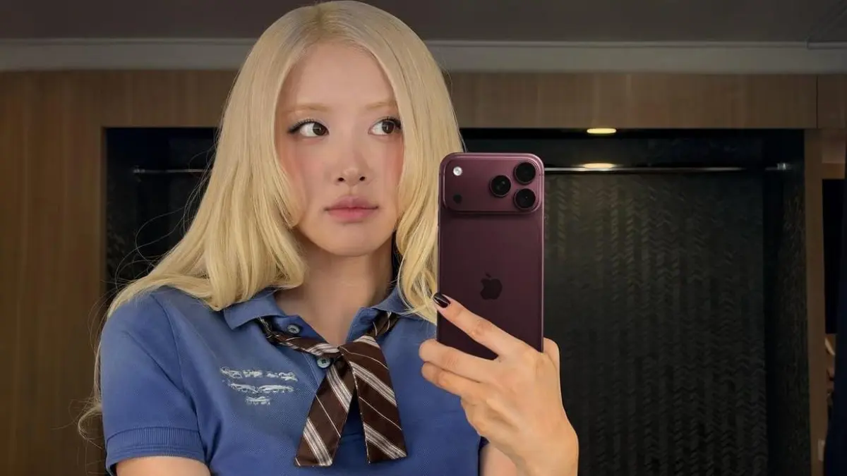 Rosé terlihat menggenggam iPhone 18 Pro sebelum tanggal perilisannya. (dok. via Instagram @roses_are_rosie)