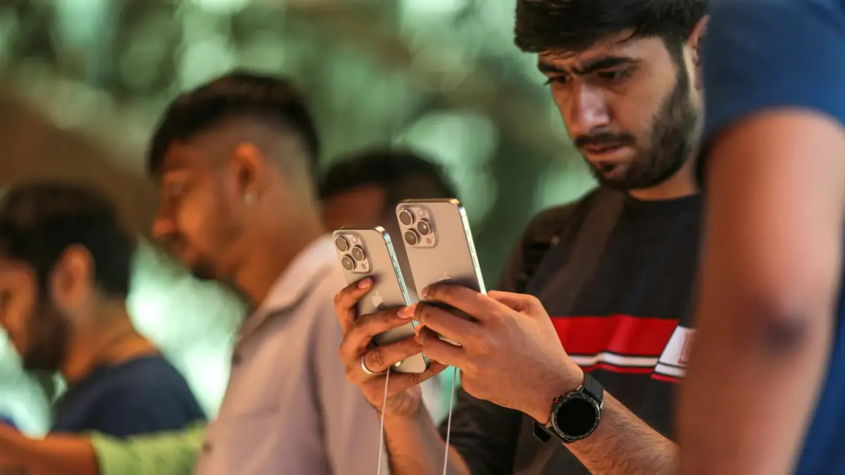 Seorang pria sedang memeriksa kondisi Iphone di toko Apple. (foto: berbagai sumber)