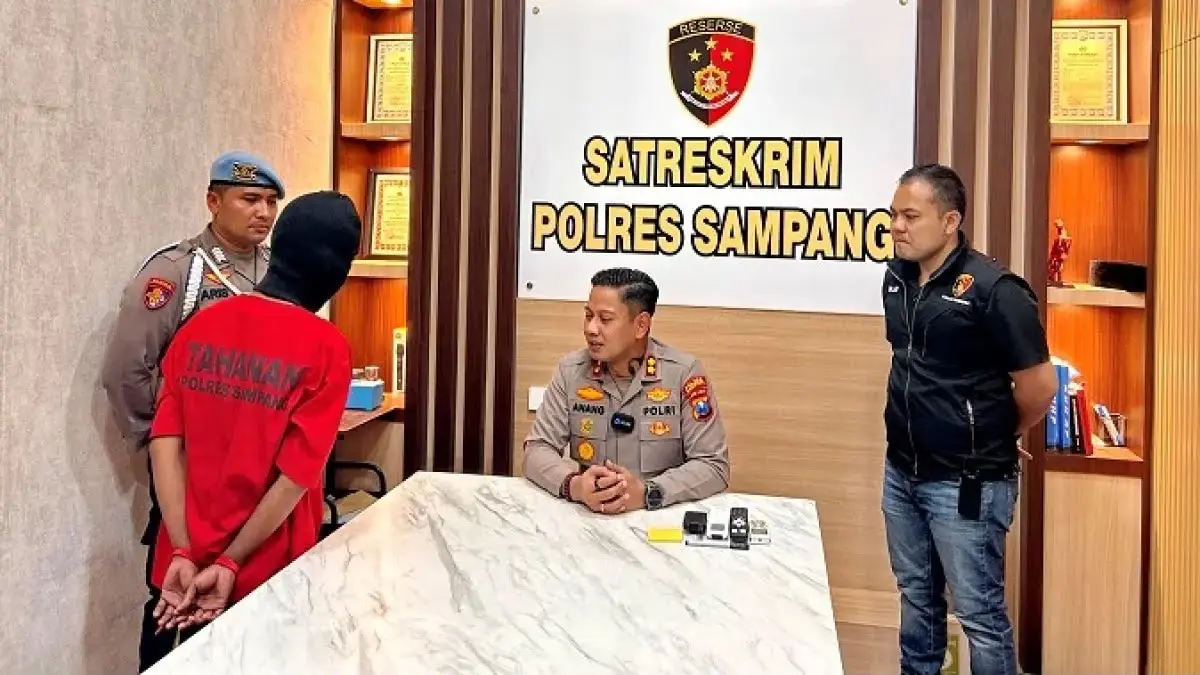 Pelaku pembunuhan nelayan di Sampang berinisial AN (27) saat dihadirkan di Satreskrim Polres Sampang, (Sabtu 12/9).