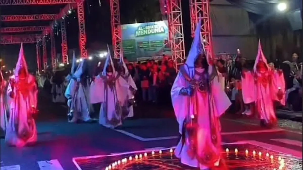 cuplikan dari Simbang Kulon Night Carnival (SKNC) 2026 di Kabupaten Pekalongan yang tengah viral di media sosial.