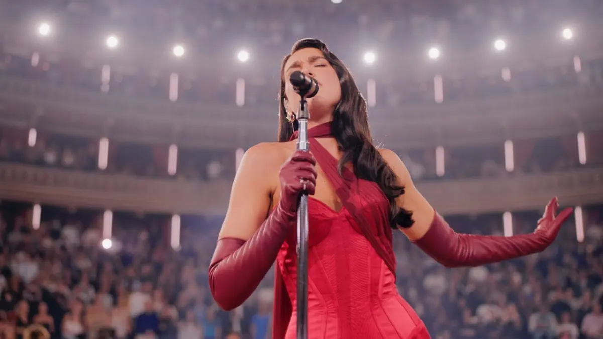 Dua Lipa tampil membawakan "Training Season". Lagu ini kini dimaknai Gen Z sebagai pengingat untuk menetapkan standar tinggi dalam cinta, karir, dan kehidupan.