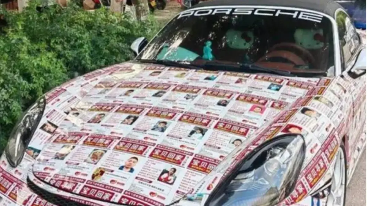 mobil sport mewah Porsche yang ditempeli poster anak hilang. (foto: berbagai sumber)