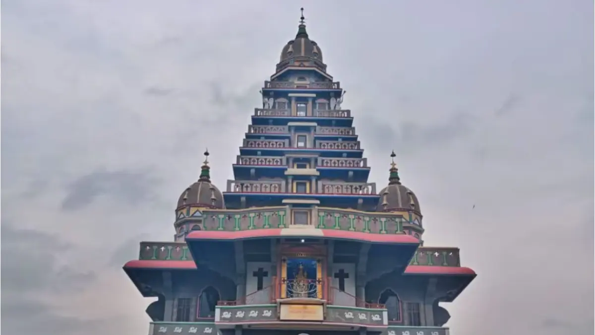 Graha Maria Annai Velangkanni di Medan dengan arsitektur Indo-Mughal yang unik dan menjadi salah satu daya tarik wisata religi di Kota Medan.

Sumber foto: https://vt.tiktok.com/ZSqXR5W88/