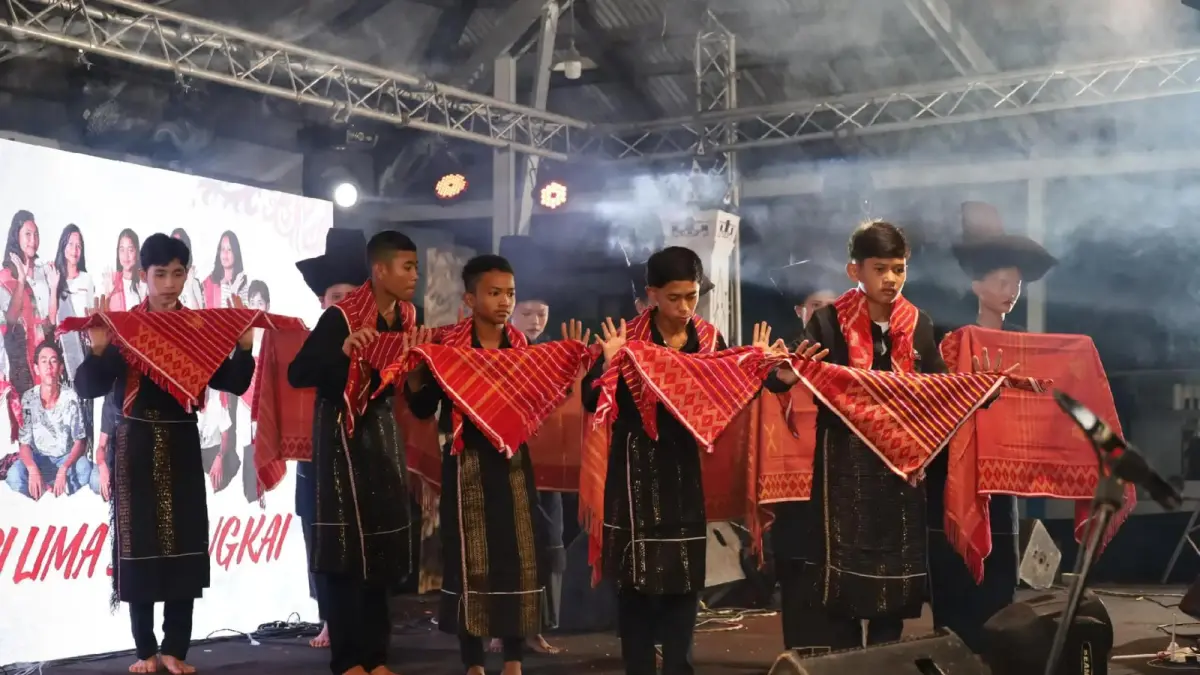 Marga Silima yang terdiri atas Ginting, Karo-karo, Perangin-angin, Sembiring, dan Tarigan sebagai dasar kekerabatan serta identitas budaya masyarakat Karo.




Sumber foto: https://vt.tiktok.com/ZSqXeh5tS/