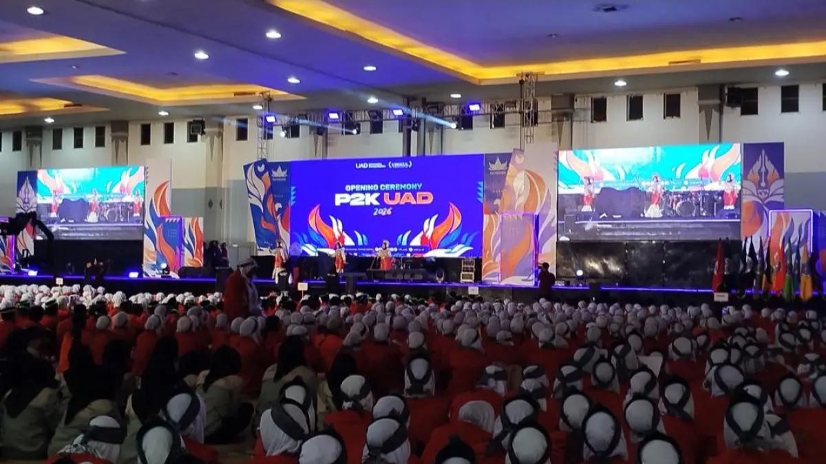 Pembukaan P2K 2026 ditandai dengan prosesi simbolis yang melibatkan perwakilan mahasiswa baru di JEC, Selasa 15 September 2026.