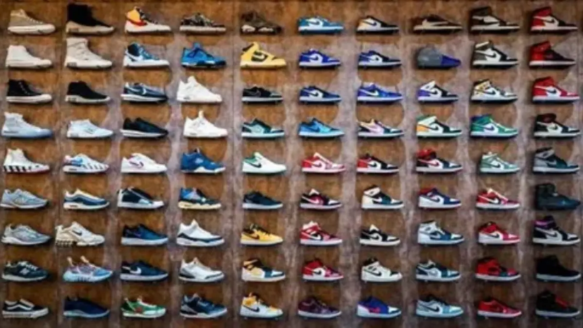 Etalase sepatu di toko. (boomboom.id)
