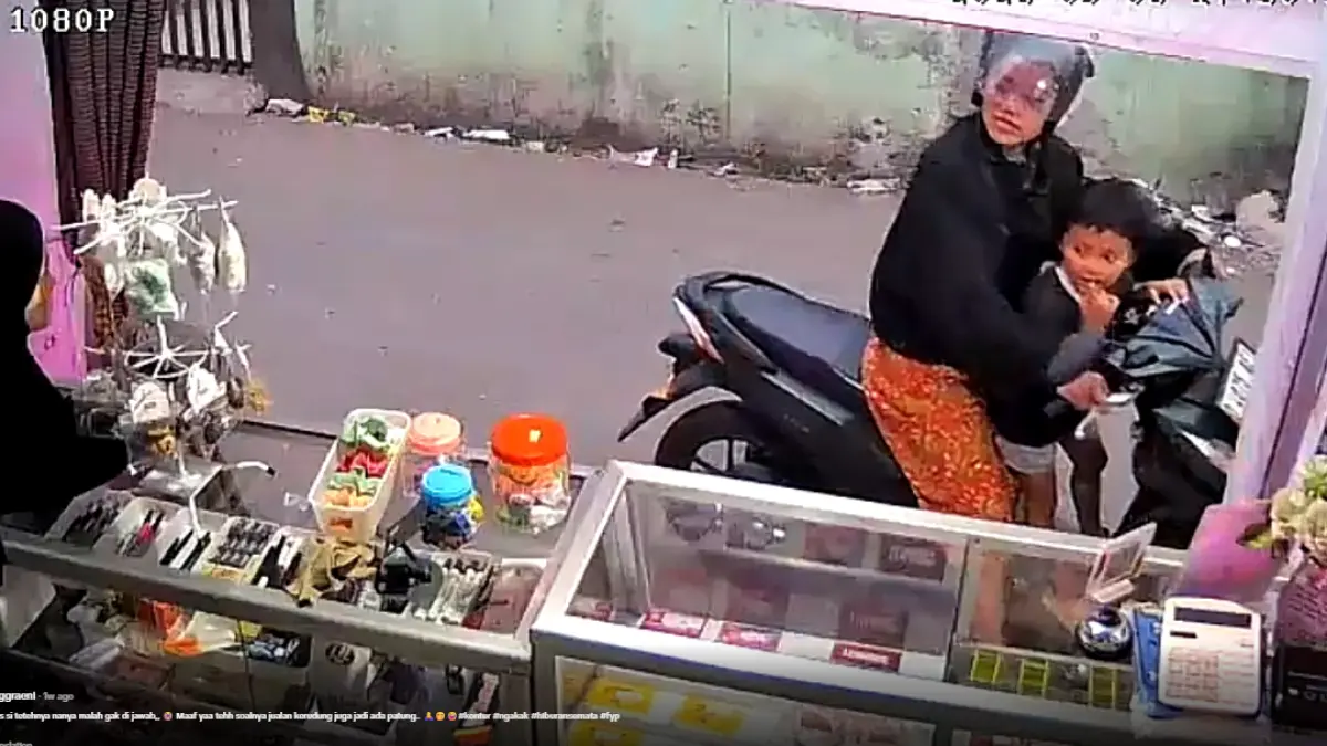 Pembeli tampak berbicara dengan manekin di sebuah konter, moment lucu ini terekam kamera CCTV. (TikTok/
TiaAnggraeni)