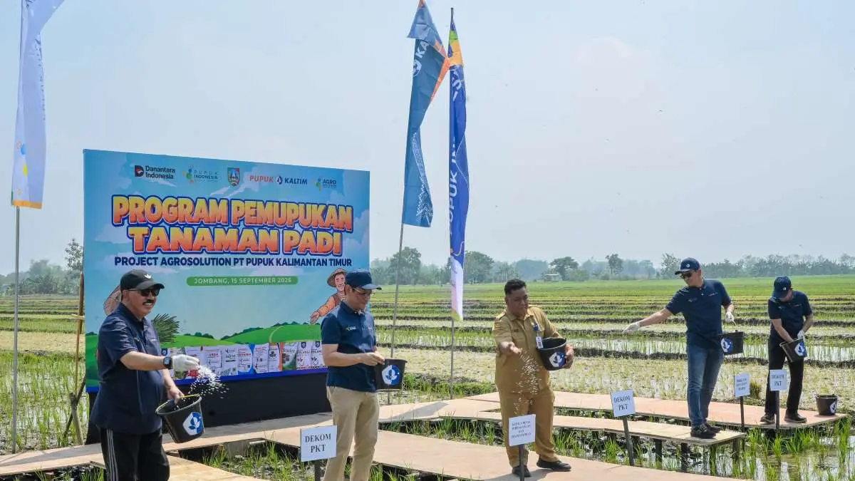 Program pemupukan tanaman padi oleh Pupuk Kaltim dalam memperkuat pendampingan kepada petani melalui Program Agrosolution
