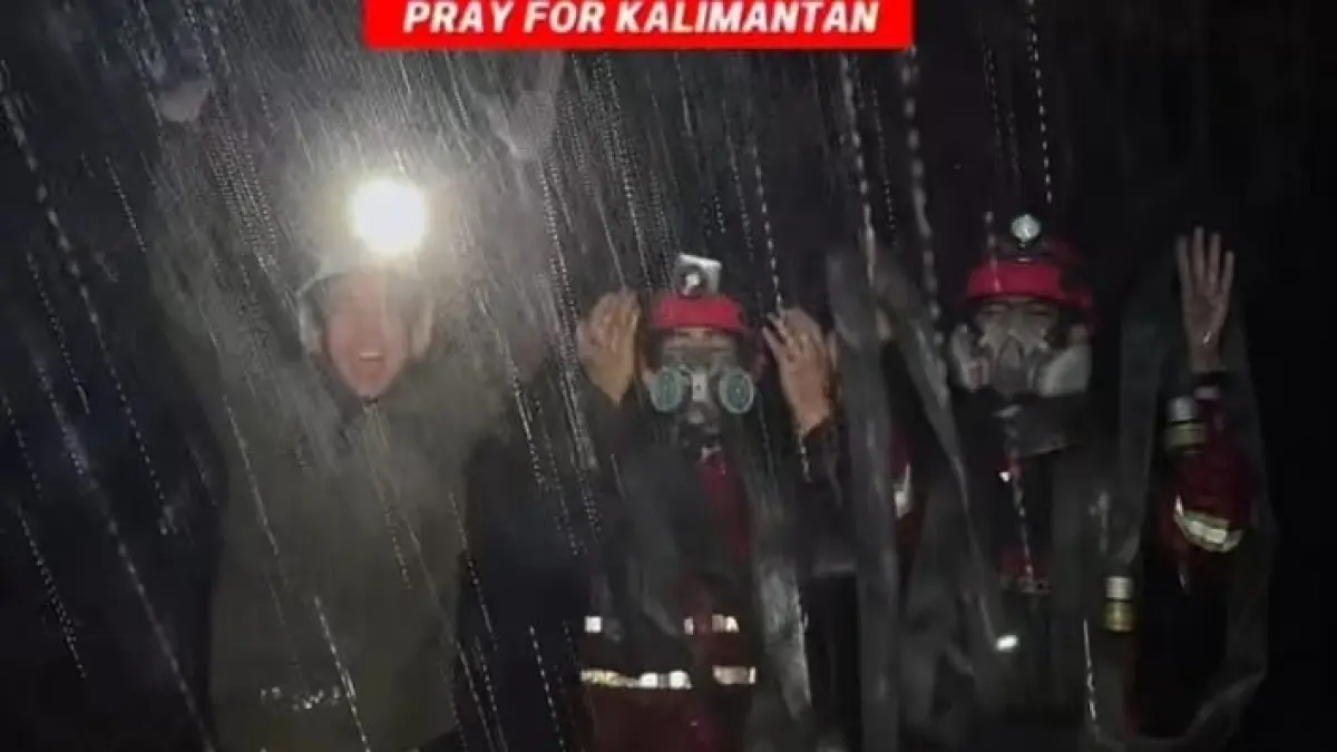 Relawan karhutla bersujud dan saling berpelukan saat hujan turun setelah berhari-hari berjibaku menangani kebakaran di Kalimantan Barat. (Tangkapan layar Instagram @asrulputrananda)