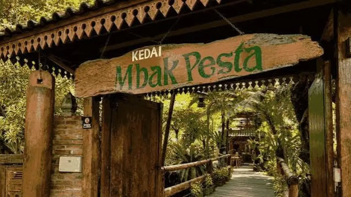 Jauh dari hiruk-pikuk kafe modern, Kedai Mbak Pesta menawarkan suasana makan yang dekat dengan nuansa pedesaan dan kesejukan lereng Merapi