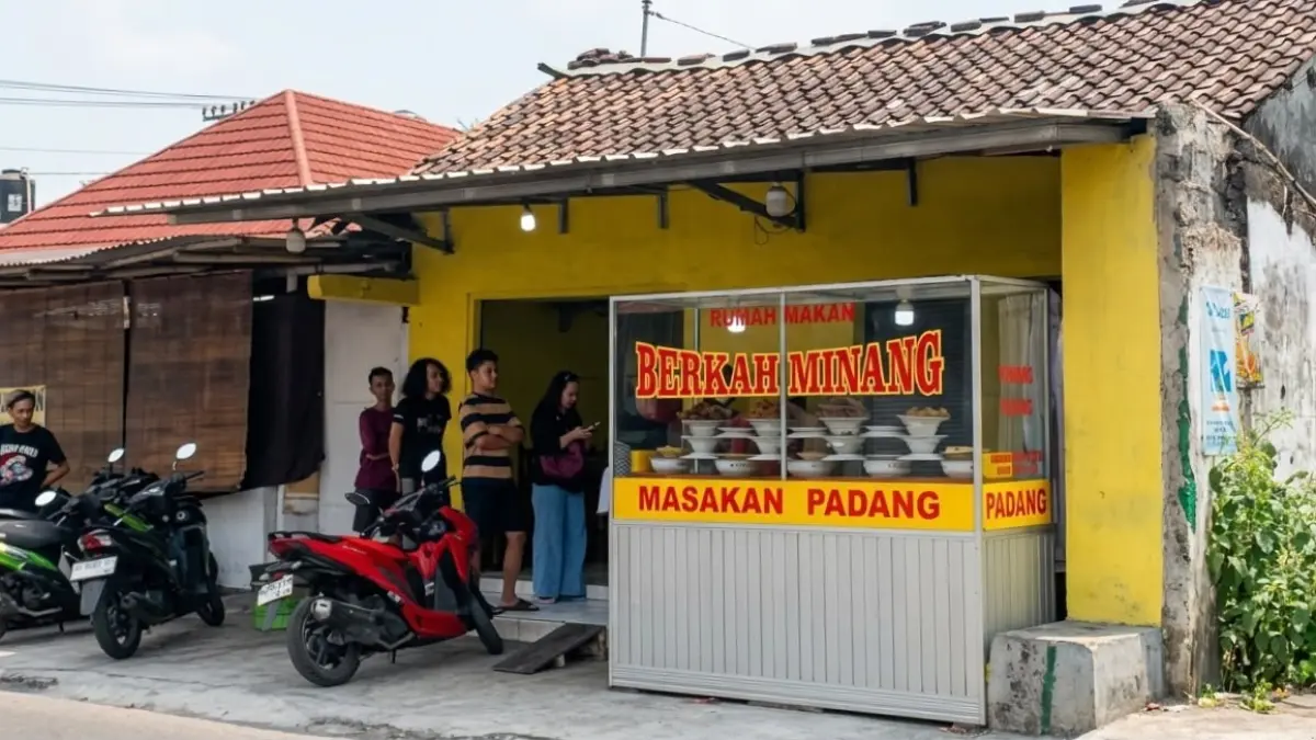 Antrean pembeli terlihat di Rumah Makan Berkah Minang, Jl. Cendrawasih, Manukan, Condongcatur, Sleman, Jumat (18/9/2026) sekitar pukul 12.30 WIB. (Dok:Della Hardi)
