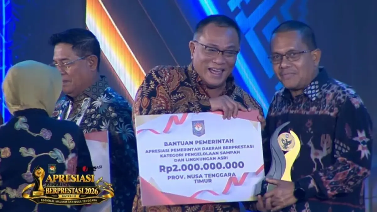 Gubernur NTT Emanuel Melkiades Laka Lena menerima penghargaan Terbaik 1 dalam ajang Apresiasi Pemerintah Daerah Berprestasi 2026 Regional Maluku-Nusa Tenggara di Jakarta, Kamis (17/9/2026). Sumber foto: Biro Administrasi Pimpinan Setda Provinsi NTT dan Kementerian Dalam Negeri, 18 September 2026.