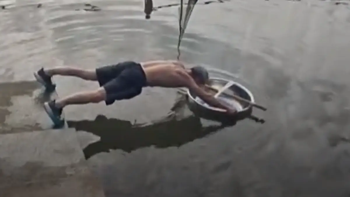 Melatih otot inti ala gym modal panci yang dilakukan di tepi sungai, cara unik olahraga kakek ini viral. (ISTIMEWA)