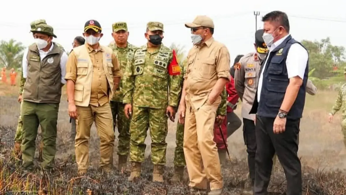 Menko Polkam Djamari Chaniago (tengah) meninjau lahan bekas terbakar di Palembang, Jumat (18/9).