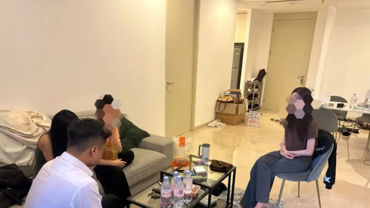 Petugas dari Polresta Bandara Soekarno-Hatta (Soetta), Polda Metro Jaya, memeriksa seorang selebgram Julia Prastini atau dikenal dengan Jule terkait penyalahgunaan cairan e-cigarette atau vape yang mengandung zat etomidate. (ANTARA/Polresta Bandara Soetta)
