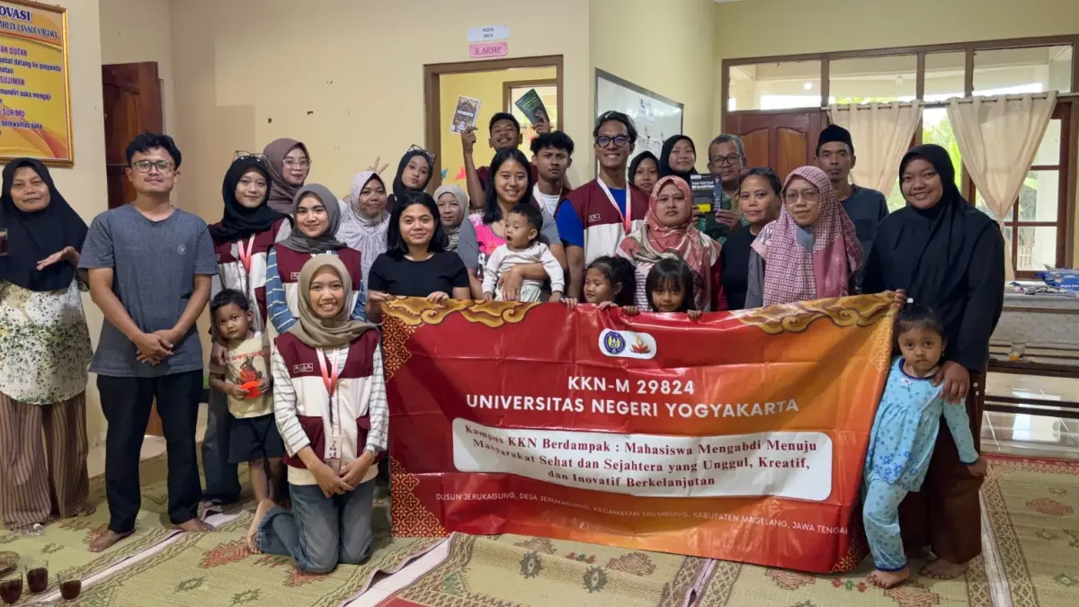 Kelompok KKN-M 29824 bersama warga dan anak-anak Dusun Jerukagung dalam peresmian Pojok Baca Dusun Jerukagung (5/9). (Sumber: Istimewa)
