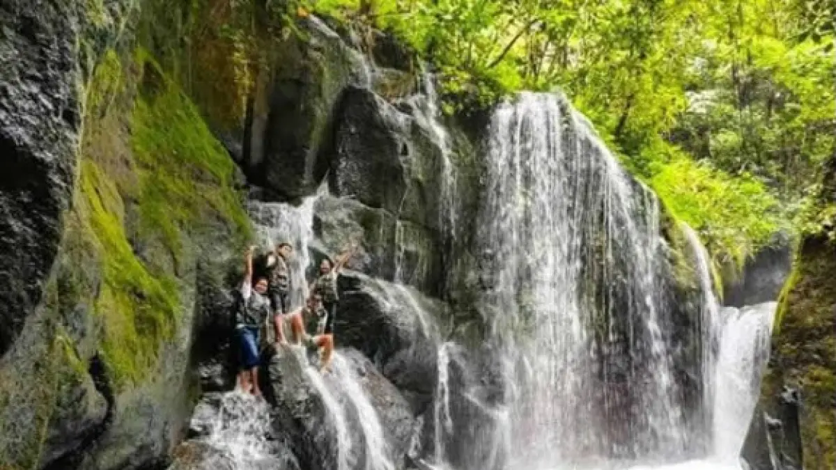 Pesona Air Terjun Siluman di Desa Rumah Galuh, Kecamatan Sei Bingai, Kabupaten Langkat, Sumatera Utara. Sumber foto: AI image